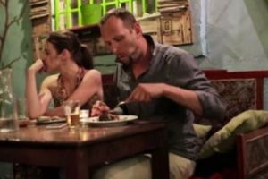 渣男威脅第一次見面的女生說「我知道你家在哪」，一旁偷聽到對話的警察接著就靠近他們…