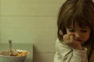 19歲少女和家人同住「懷孕6個月」不敢講！當她發抖說出「孩子的爸是...」一家4口都是禽獸！