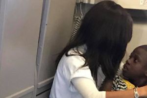 自閉症男孩「在飛機上崩潰失控」連父母都沒轍，這時一位陌生女子突然站起來把他帶到角落…