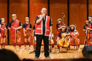 台灣進步的力量就在王老師的黑眼圈與眼淚裡