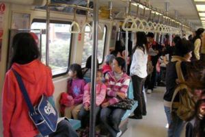 女大生眼前突然全是白點「下一秒就半跪捷運上」，接著一隻手扶著她後發生的事讓她哭了！