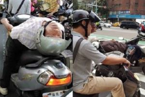 騎士等紅燈各種超狂姿勢無極限，阿伯一個後仰move嚇壞路人！