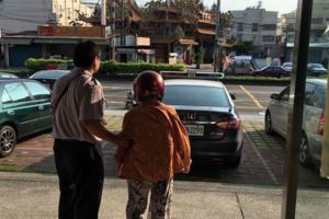 出錢出力！高雄市湖內警員月花4萬照顧轄區內弱勢顧弱勢