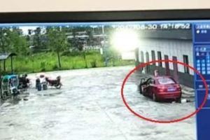 父親開車撞死女兒2017車險新規，誤撞自家人要賠