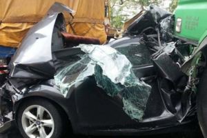 四車連環追撞！卡在中間的小客車「變形全毀」，警消撬開車門後卻看到...超驚訝！