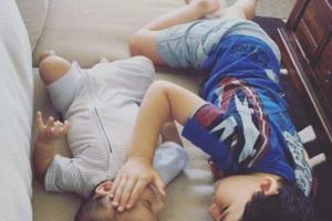 媽媽一進門就看到「3歲兒子正在安慰癌末的弟弟」，他發自內心的一句話馬上讓她爆哭！