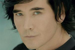 看了費翔的「全家照」才知道他為何這麼帥！當年被甩至今仍單身未娶，如今57歲的他...