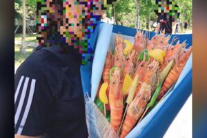 畢業生收「泰國蝦花」成全校焦點　同學圍觀想吃：有創意耶
