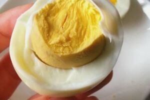 營養師：水煮雞蛋是最有營養吃法，教你一招，讓蛋黃軟嫩、不噎人