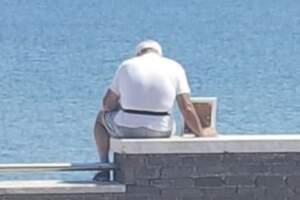 老爺爺每天「帶妻子照片看海」　路人拍下滄桑背影「流露50年摯愛」感動網友：這才是真愛！