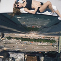 美國25歲美女酷愛爬高樓，站在幾百米高還要擺pose