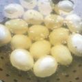 老婆把40個雞蛋扔油鍋裡炸，婆婆罵她敗家，做好後婆婆看得眼睛都直了！