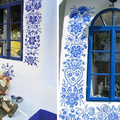高齡 90 歲捷克老奶奶「把村莊變成美術館」，讓一朵朵藍色花兒盛開到房子上！ 