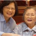 台灣總統「蔡英文母親與世長辭」享年93歲，同日竟有人闖父親墓園「勘察風水」已遭警方帶走！