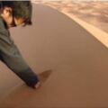 這名男子「忍耐20小時車程」到撒哈拉沙漠，把手伸進沙堆「幾秒後神奇畫面」震撼人心！