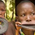 非洲「唇盤族」20歲少女戴「世界最大嘴上圓盤」，周長60釐米，卸下圓盤後的模樣超嚇人！