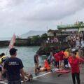 休旅車駛入漁港內，居民見狀即刻救援，把人成功救上岸。