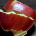 「一天一蘋果，醫生遠離我」，可蘋果皮上有蠟，削了之後才能吃？