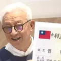 秀中華民國身分證！ 曹興誠：要死也要死在台灣