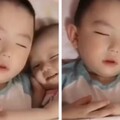 熟睡的兄妹倆臉上都掛著笑容，媽媽好奇掀開被子後，被寶貝們暖哭了！