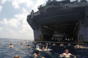 21張記錄「美國海軍在海洋上如何放鬆」的照片，完全和想像不一樣的活動比開派對還爽啊！