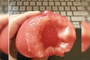 一名網友「吃番茄」吃到一半發現裡面有「紅色球狀物」，聽到原因時瞬間從「頭毛到腳」想催吐也來不及了