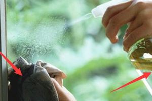 浴室玻璃門有頑固水垢？教你1個好方法，讓玻璃乾凈透亮能當鏡子照！