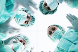 2歲寶寶不小心誤食了這個，嘔吐不止，醫生必須做開腹手術治療