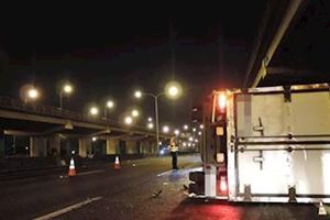 國道追撞貨櫃車小貨車駕駛斷腿亡