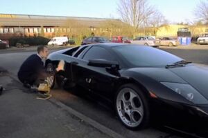 世界上最會洗車的人一次要價24萬，看完他的「洗車藝術」就了解為何一堆富豪要排隊給他洗車了