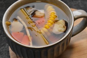胡蘿蔔竹蔗馬蹄玉米茅根水，多給孩子喝這湯，清甜滋潤，清熱降火潤燥