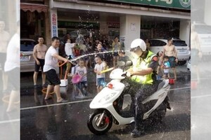 公然洗警！民眾玩到一半「突然拿水管噴警察」當街替他沖涼　不怕被開單「每年就等這一天」