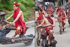 超猛原住民DIY「木雕腳踏車」騎上街　拉風狂飆「舉辦尬車比賽」近看：更勝BWS！