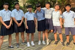 全國首例！板橋高中宣布「男生可以穿裙子上課」　國中小學跟進「制服可混搭運動服」即將上路實施