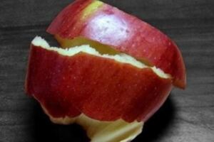 「一天一蘋果，醫生遠離我」，可蘋果皮上有蠟，削了之後才能吃？