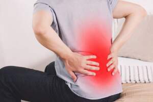 腰痛意味著腎虛？男人總是腰痛，背後大多數都因這2件事引起