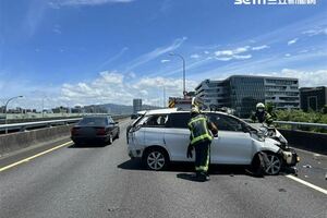 目睹人「從天而降」　遊覽車駕駛嚇壞：先掉到車頂⋯再落地