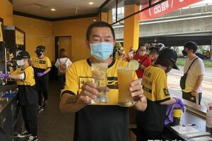 廖老大認了「甘蔗青茶臭酸的」　巡20間分店傻眼：乾脆關一關