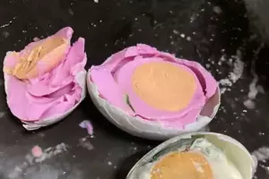 鹹蛋少女心大爆發！切開蛋白全是粉紅色！
