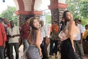 韓國女直播主印度街頭性感熱舞！路人圍觀猛盯　韓網：玩命