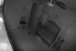 夫妻倆在寶寶房間裝監視器 意外錄下詭異畫面！