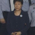 朴槿惠戴手銬　押法庭受審