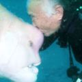 日本79歲老爺爺跟「海底的怪魚」培養出25年好感情，甜蜜親親的畫面讓網友都覺得超不可思議！