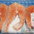 婦人去「好市多」買鮭魚準備煮晚餐，沒想到一打開看見「三隻活生生...」緩緩爬出讓她嚇得狂吐！