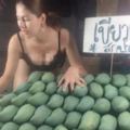 【賣芒果的好技巧！】27歲性感芒果攤老闆娘「全裸切鳳梨」，客人們瞬間變多，而且大家都不會殺價！