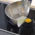 這個人為了找出電磁爐的真相，拿出半邊鍋子然後敲了一個蛋下去…結果真的長知識了！