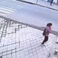 這個女孩在中國街上走著，突然消失了！