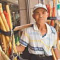 不花一毛錢行銷，80歲阿伯擔掃帚叫賣30年，品質好到大家搶著要，想買到卻只能靠緣份！