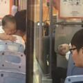 嬰兒公車上哭鬧，「爸爸的反常舉止」讓女乘客存疑，仔細觀察後她立馬報警，最終嬰兒成功「逃離魔掌」！