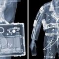 7張「通過X光機讓你尷尬爆炸」的照片，女生包包裡的棒狀物...絕對不是你想那樣！